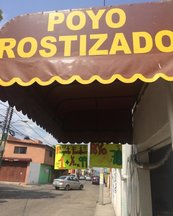 cartel con faltas ortográficas dice poyo rostizado