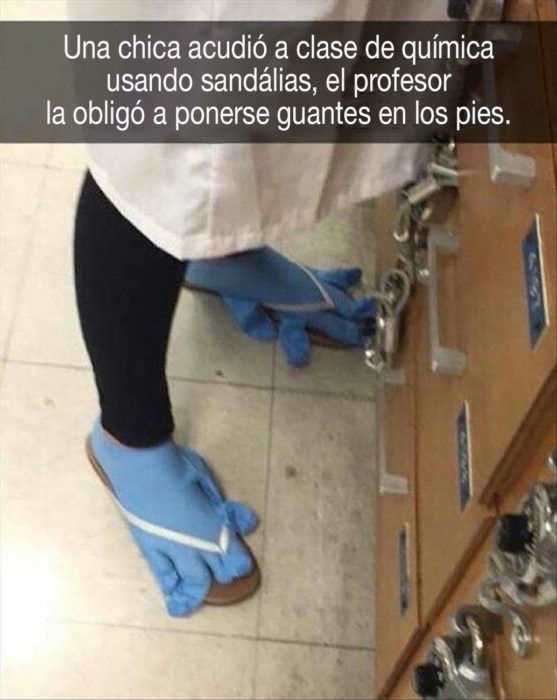 persona con guantes médicos en los pies