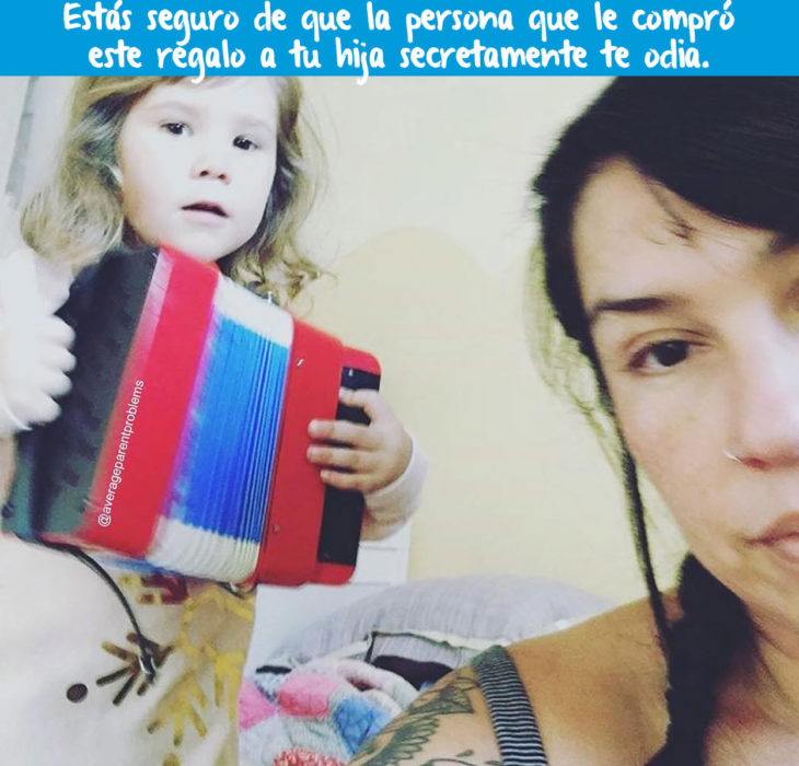 niña con un acordeón