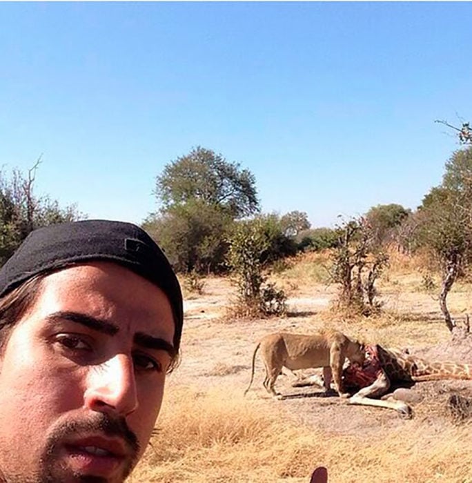 selfie de un hombre con una leona