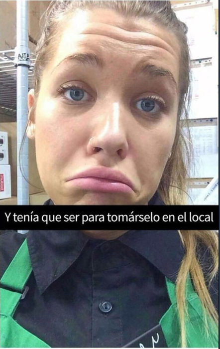 chica de cafetería hace puchero