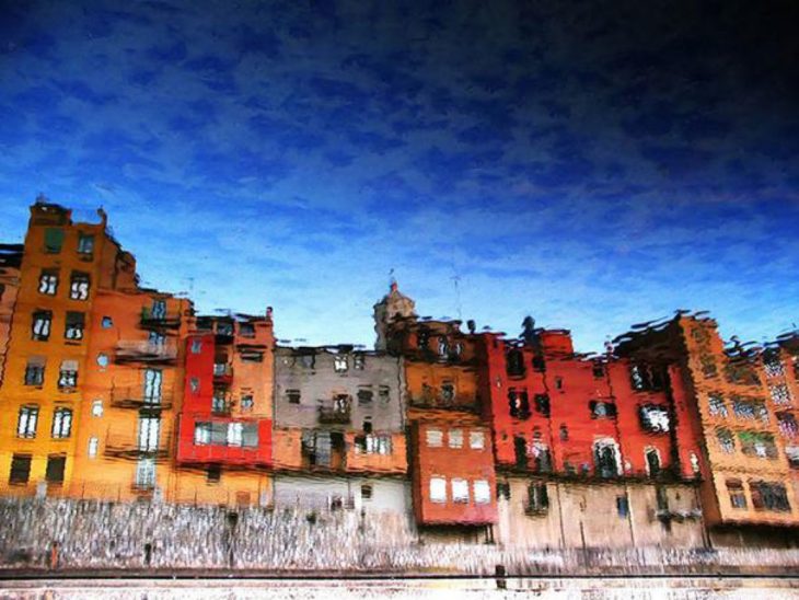 reflejo de edificios parece una pintura