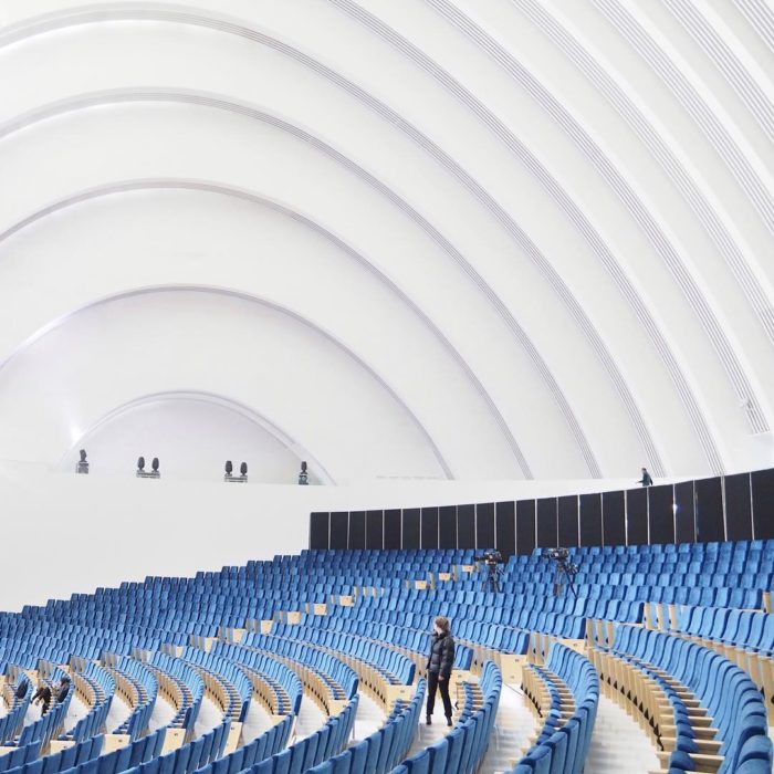 auditorio de techo blanco y sillas azules