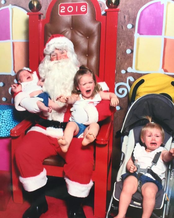 tres niños llorando en su fotografía con santa claus