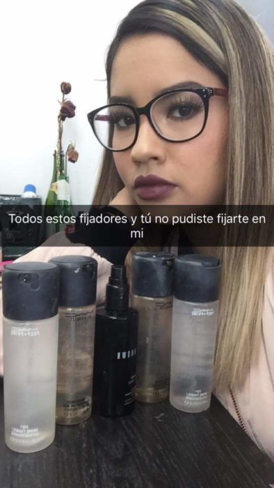 mujer con muchos fijadores de maquillaje