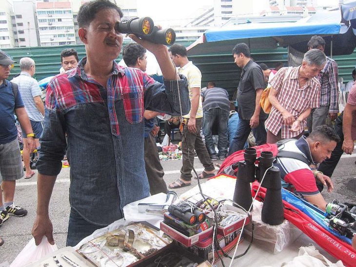 hombre con visores en un tianguis