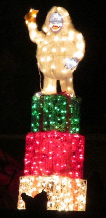 figura de mono con luces navideñas