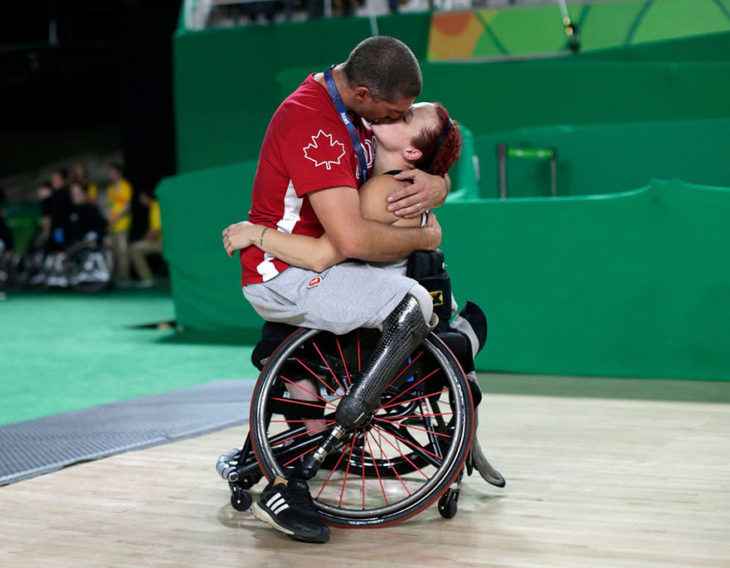 Adam Lancia besa a su esposa Jamey Jewells en los juegos paralímpicos