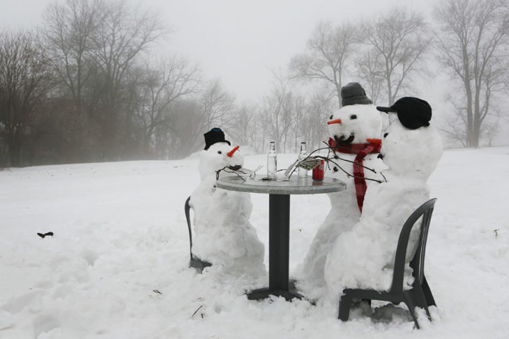 muñecos de nieve que están jugando cartas