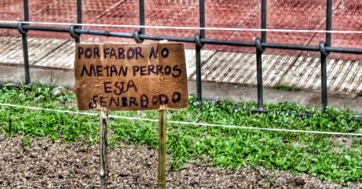 cartel con faltas ortográficas dice por fabor 