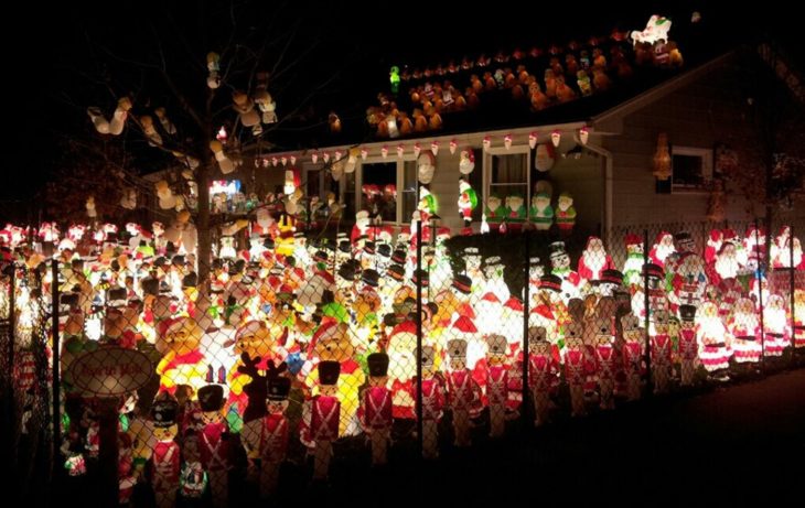 casa con demasiadas decoraciones navideñas