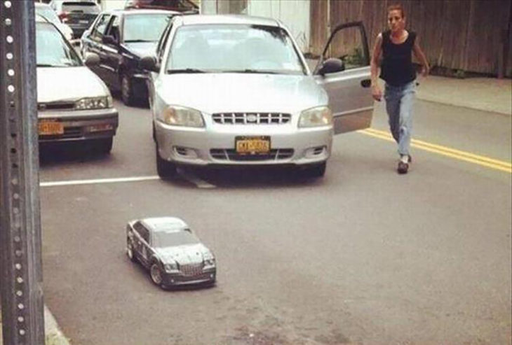 carro de juguete estacionado en lugar para carro real, mujer molesta