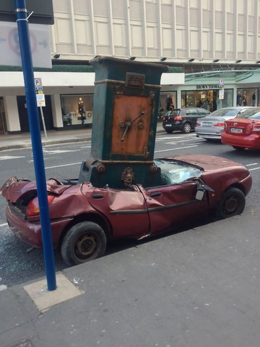 caja fuerte aplasta a un carro