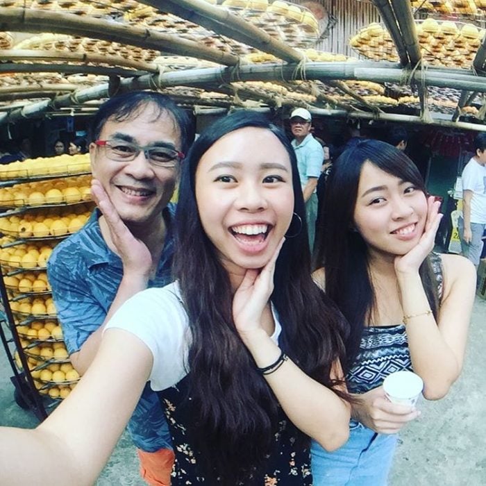 papá y sus dos hijas posando para una foto