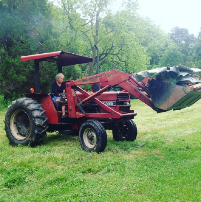 señora conduciendo un tractor