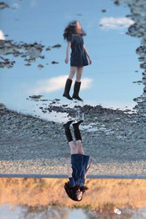 reflejo de niña saltando en un charco