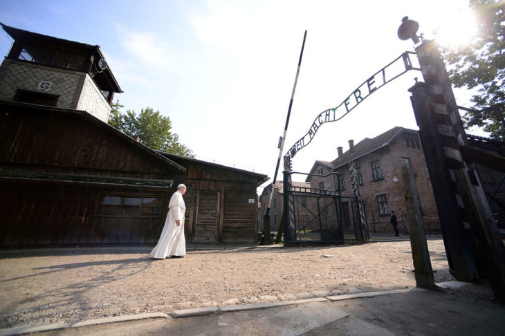 Papa Francisco camina a través del campo de concentración Auschwitz