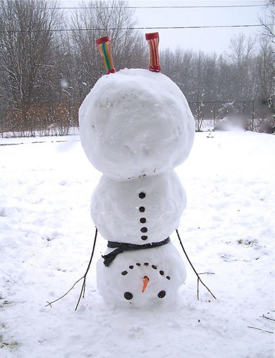 muñeco de nieve parado de manos