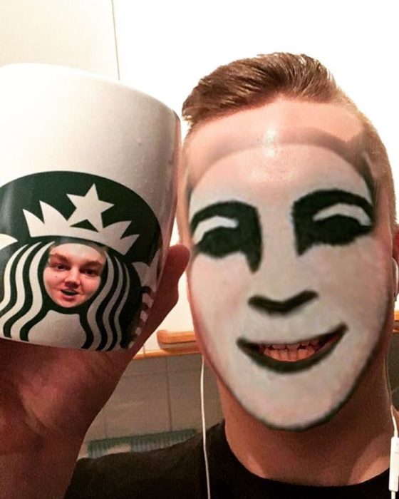 faceswap de hombre con logo de starbucks