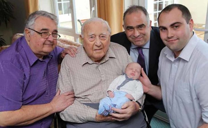 5 generaciones de hombres en una foto