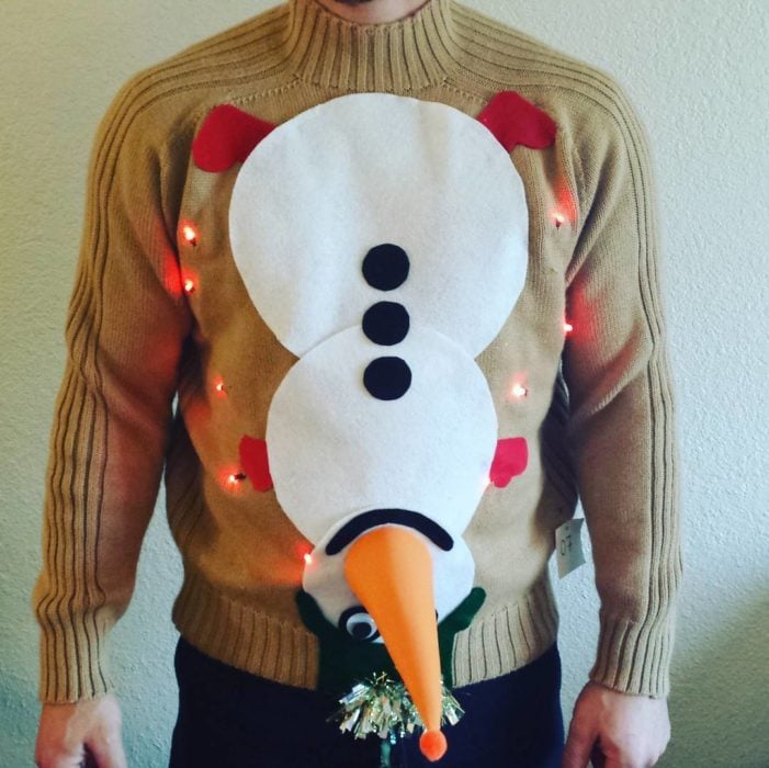 suéter con un hombre de nieve al revés 