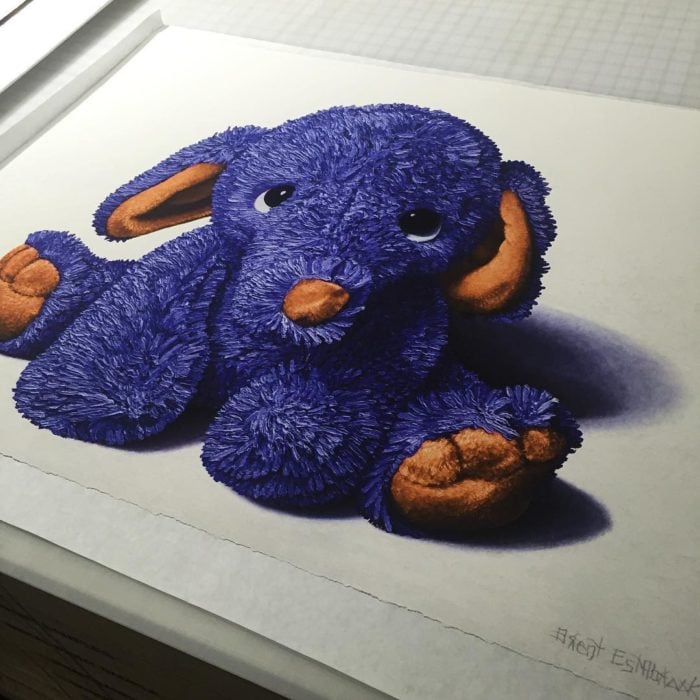 Elefante morado de peluche pintado 