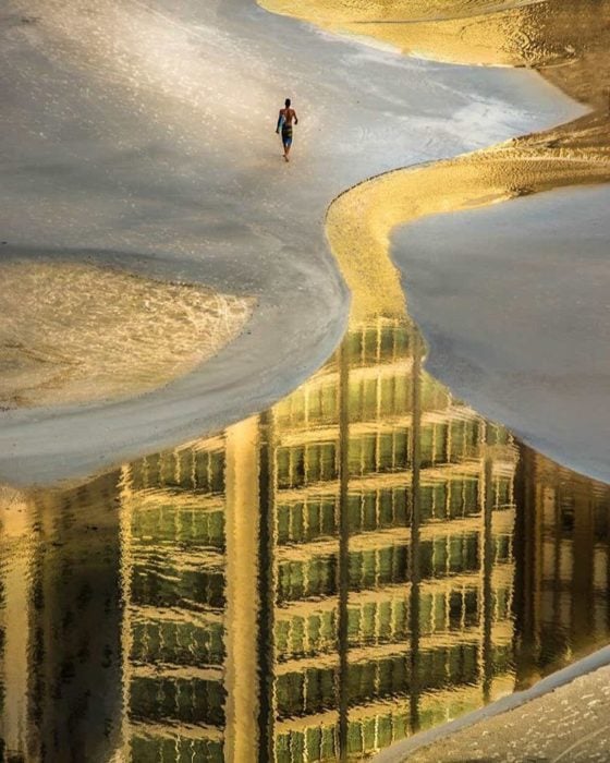 reflejo de edificios en agua de playa