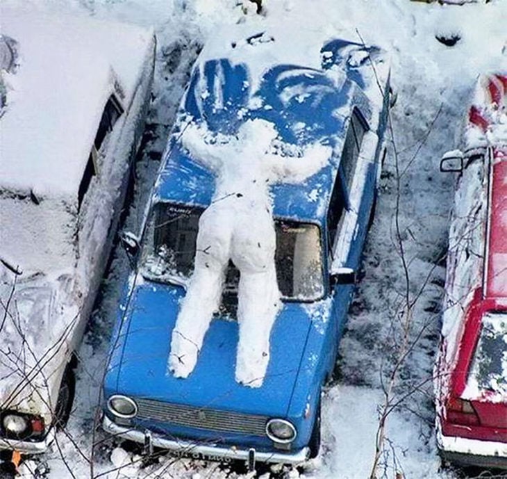 muñeco de nieve sobre un carro