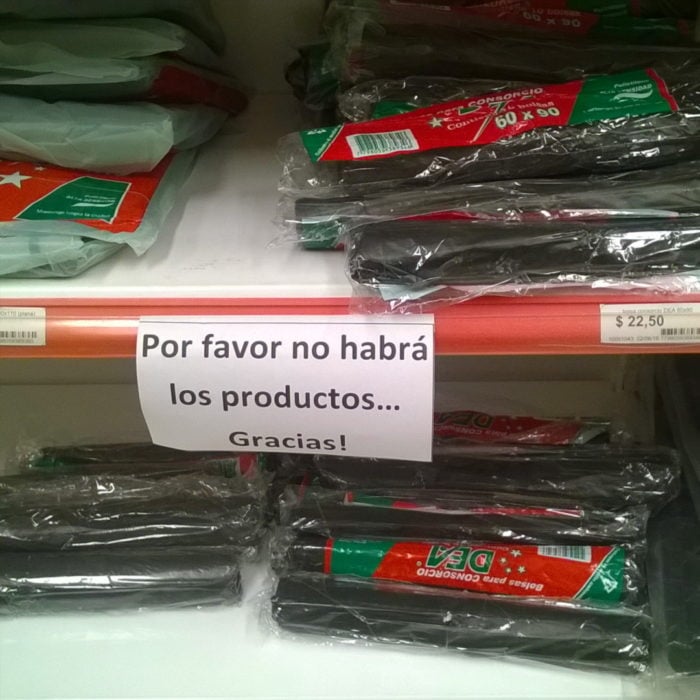 cartel con faltas ortográficas dice habrá en lugar de abra 