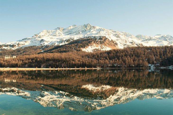 reflejo de montañas nevadas en agua