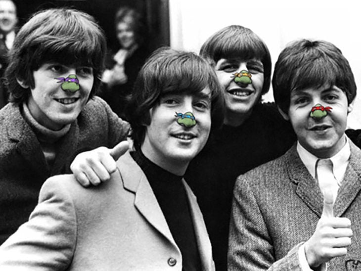 the beatles con una tortuga ninja dubujada en su nariz 