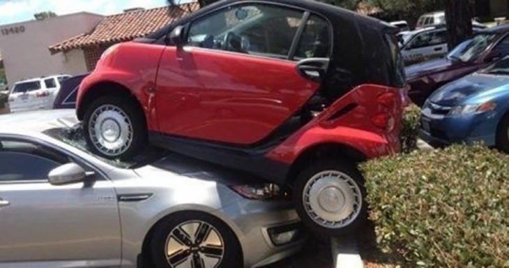 carro pequeño sobre carro gris