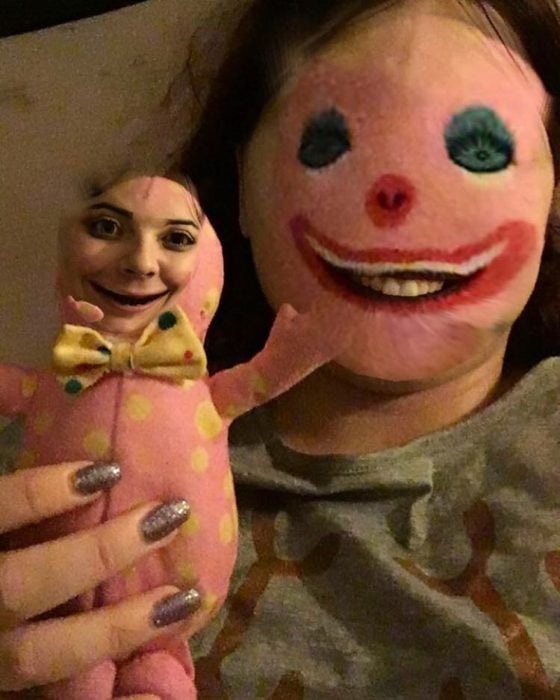 faceswap de mujer y muñeco de felpa