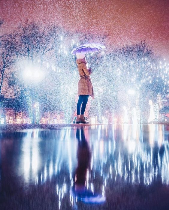 mujer con sombrilla en una pista de hielo