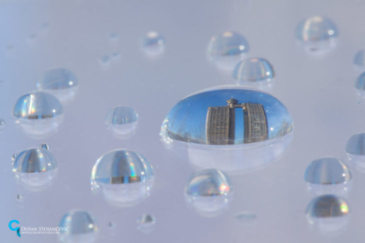 foto de la torre genex tomada en gotas de agua