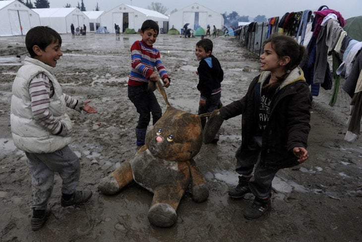 niños refugiados juegan en campamento