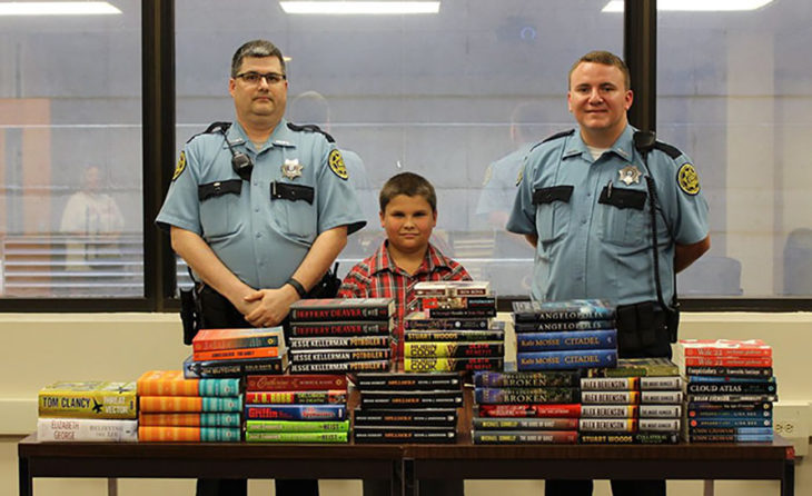 chico con libros y policías 