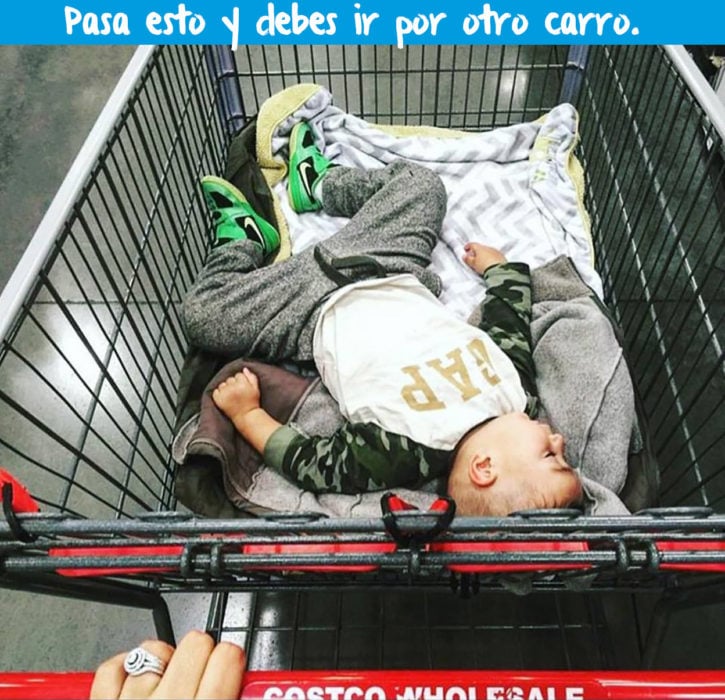 niño en carro de compras