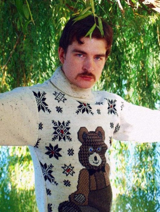 hombre modelando suéter de oso