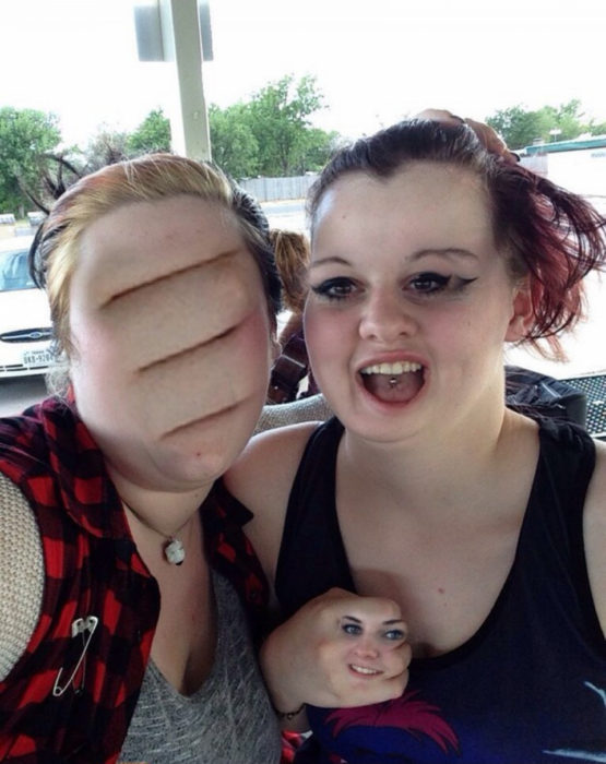 faceswap de mujer con su mano