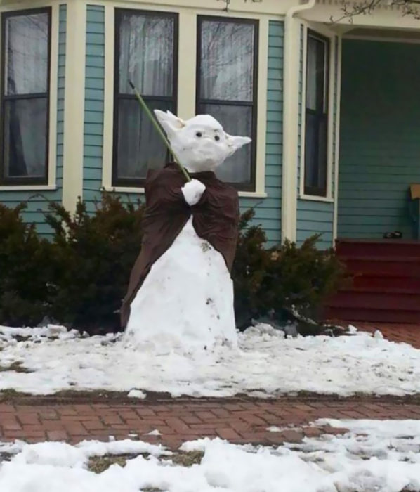 maestro yoda hecho de nieve