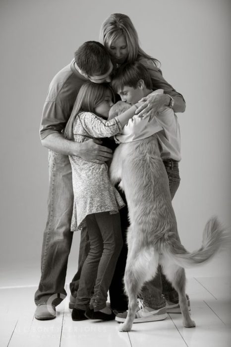 familia abrazando a un perro 