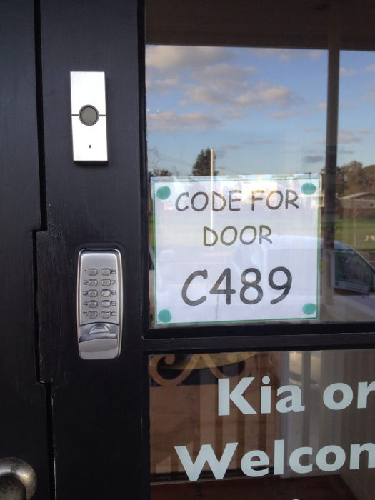 sistema de seguridad en una puerta con el código escrito