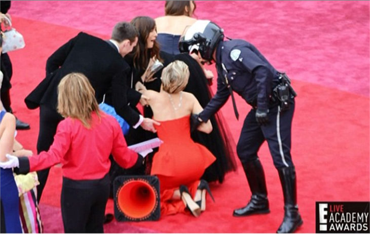 jennifer lawrence cae en alfombra roja