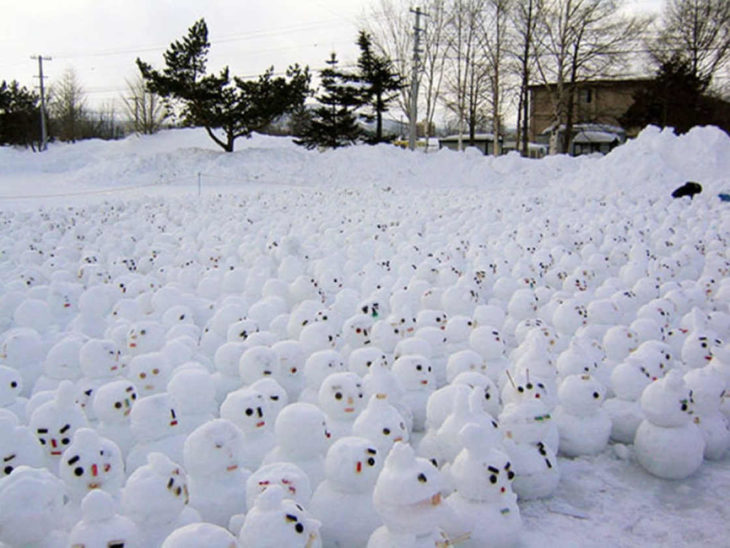 muchos muñecos de nieve juntos