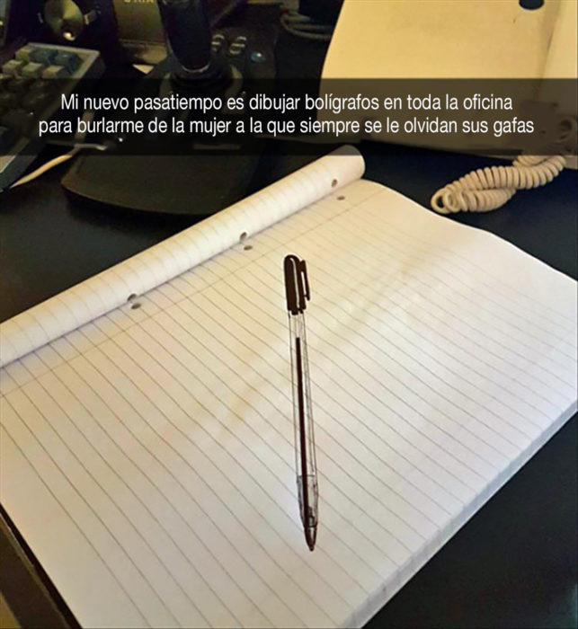 snapchat de pluma dibujada en una libreta