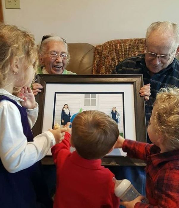 abuelos mostrando fotos a sus nietos