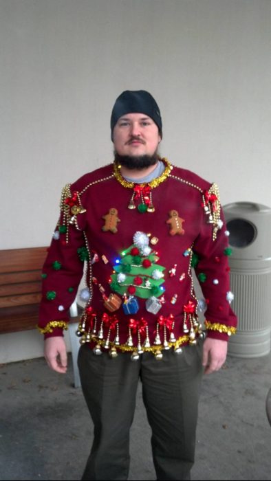 suéter navideño con campanas colgadas