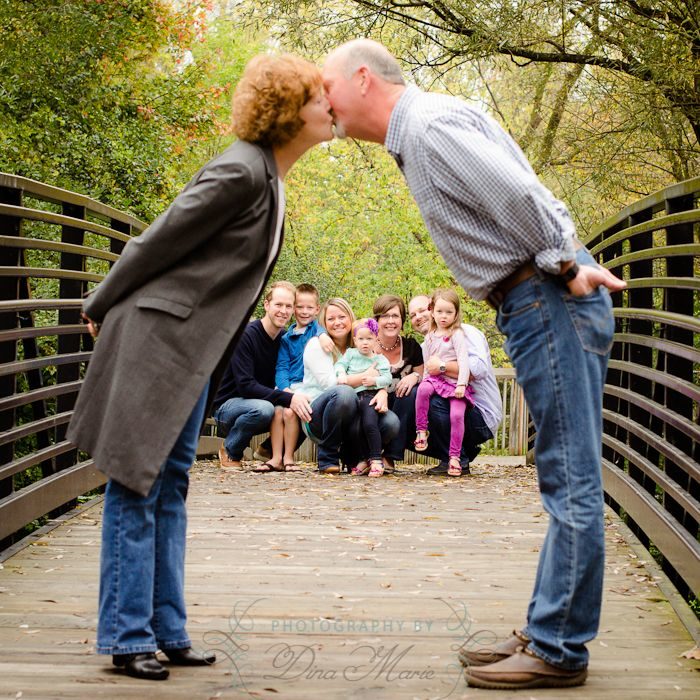 retrato familiar al frente beso de abuelos enmarcan a los hijos y nietos en el fondo