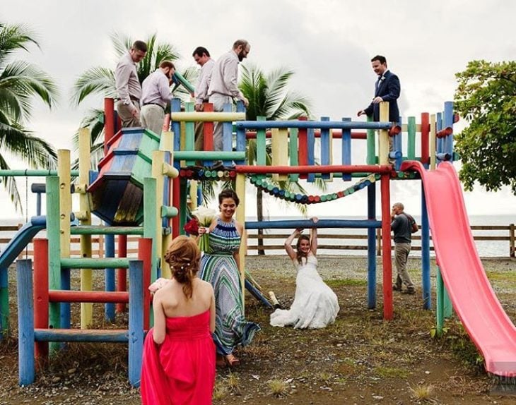 invitados de boda jugando en juegos infantiles